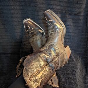 Women's Ariat cowboy boots. Brown. Size 8.5